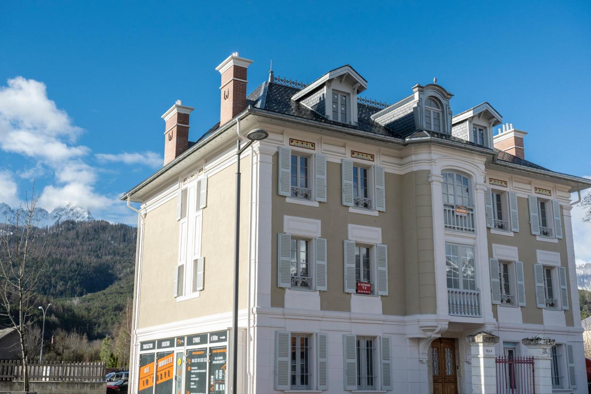 Petite Anita - Centre Ville - Parking Prive Barcelonnette Bagian luar foto